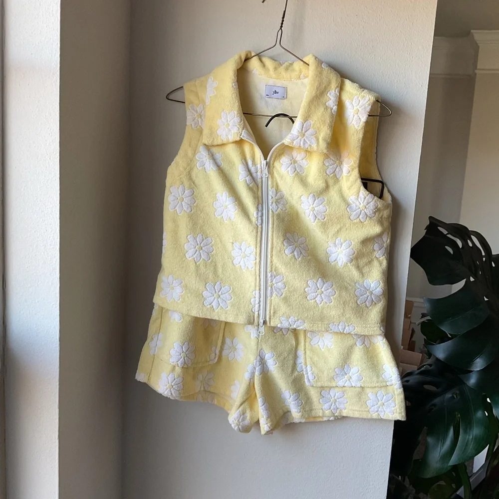 YLLW The Label Terri cloth Daisy Crop Zip - Picture 6 of 6